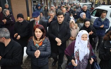  Li gelek bajarên Bakûr berxwedana Rojava hate silavkirin