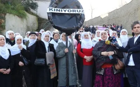 Dayikên Aştiyê: Li Rojhilata Navîn bi navê demokrasiyê komkujî tên kirin