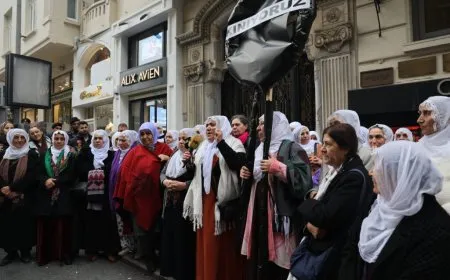 Dayikên Aştiyê li pêşiya sefaretxaneya Sûriyeyê hêrsa xwe anî ziman: HTŞˊê DAIŞˊa nû ye