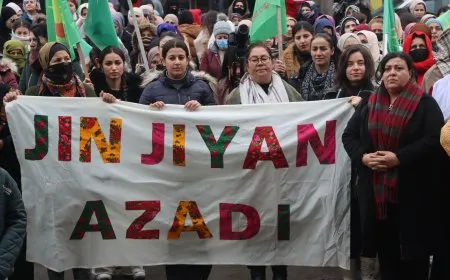Kongra Star ji bo piştgiriya meşa ‘Jin Rojava Diparêzin’ mîtîng li dar xist
