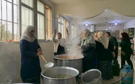 Dayik xwarinê ji şervanan re amade dikin