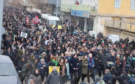 Sibe xelkê Pirsûs ber bi sînorê Kobanê ve dimeşe