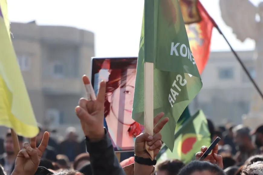 Bi hezaran kes li Kobanê ji bo şehîdên Parîsê meşiyan