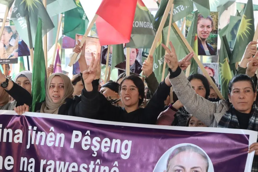 Bi hezaran kes li Kobanê ji bo şehîdên Parîsê meşiyan