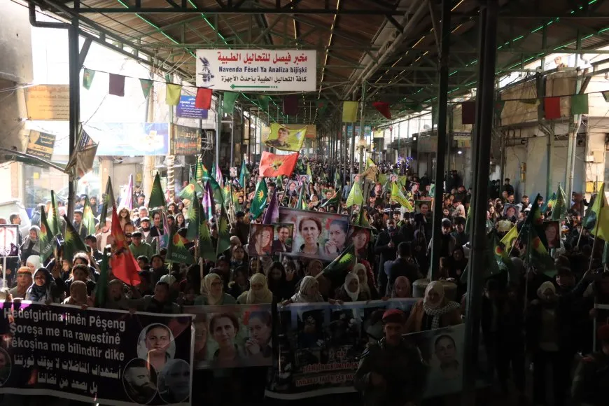 Bi hezaran kes li Kobanê ji bo şehîdên Parîsê meşiyan