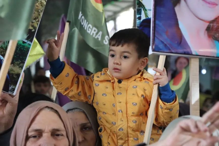 Bi hezaran kes li Kobanê ji bo şehîdên Parîsê meşiyan