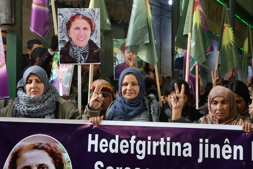 Bi hezaran kes li Kobanê ji bo şehîdên Parîsê meşiyan