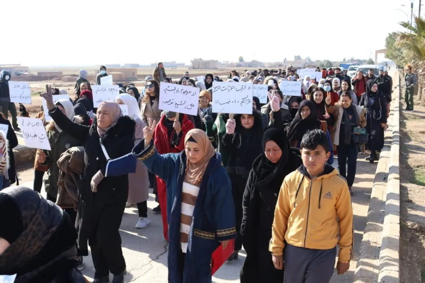 Gel bi daxuyanî û xwepêşandanan êrişên li dijî taxên Helebê şermezar kirin