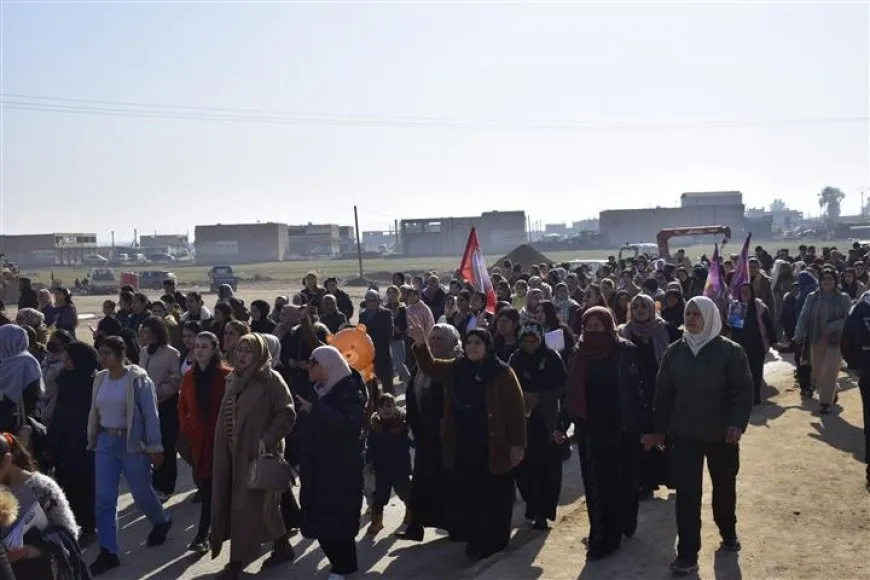 Gel bi daxuyanî û xwepêşandanan êrişên li dijî taxên Helebê şermezar kirin