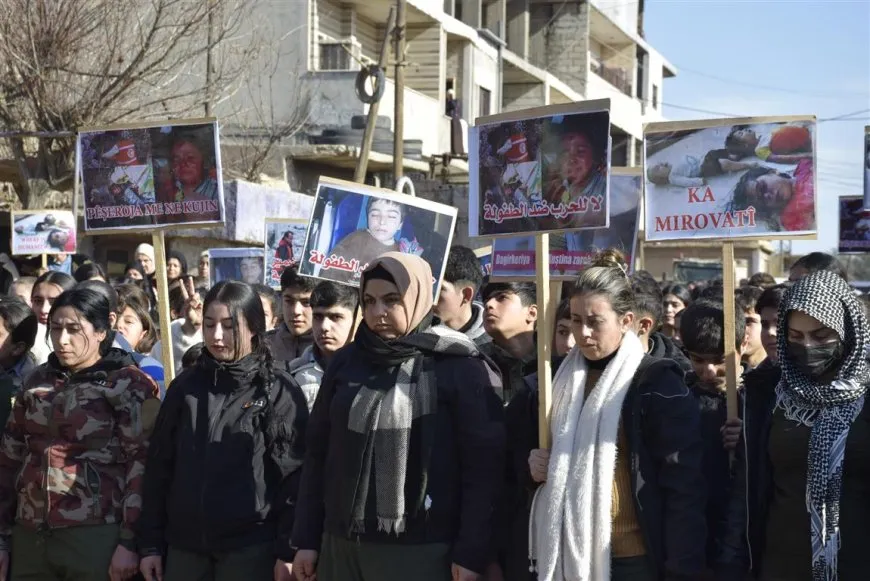 Gel bi daxuyanî û xwepêşandanan êrişên li dijî taxên Helebê şermezar kirin