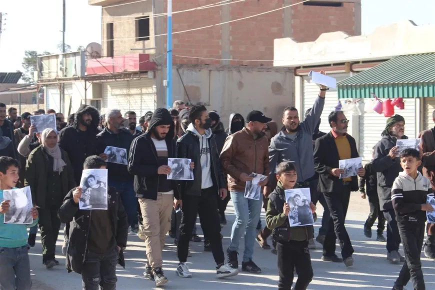 Gel bi daxuyanî û xwepêşandanan êrişên li dijî taxên Helebê şermezar kirin