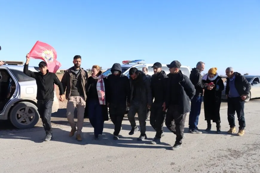 Girseyên ji 3 kantonan ji bo piştgiriyê ber bi Dêr Hafirê ve bi rê ketin