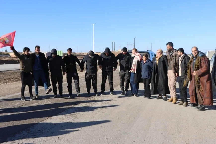 Girseyên ji 3 kantonan ji bo piştgiriyê ber bi Dêr Hafirê ve bi rê ketin