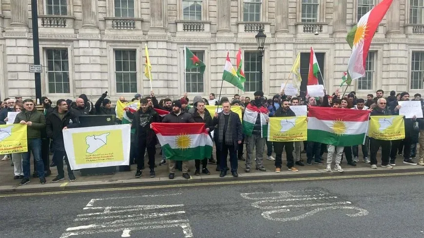 Kurdan li ber avahiya hikumeta Brîtanyayê xwepêşandanek li dar xist