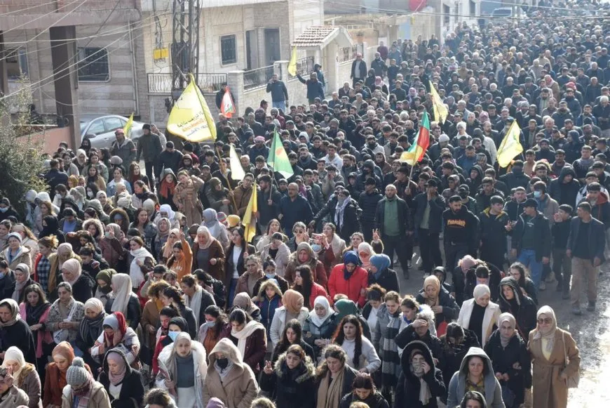 Bi hezaran kes li Dirbêsiyê ji bo piştgiriya Şêxmeqsûd û Eşrefiyê daketin kolanan