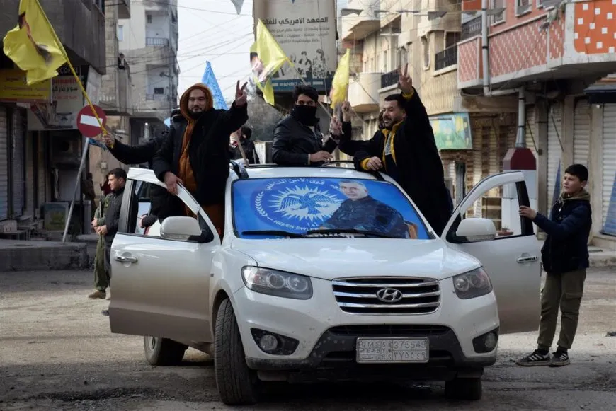 Bi hezaran kes li Dirbêsiyê ji bo piştgiriya Şêxmeqsûd û Eşrefiyê daketin kolanan