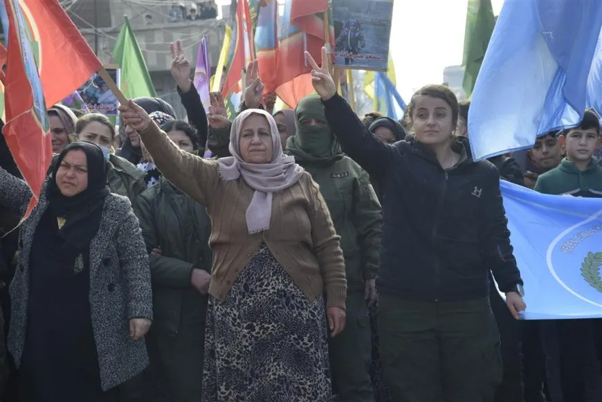 Bi hezaran kes li Dirbêsiyê ji bo piştgiriya Şêxmeqsûd û Eşrefiyê daketin kolanan