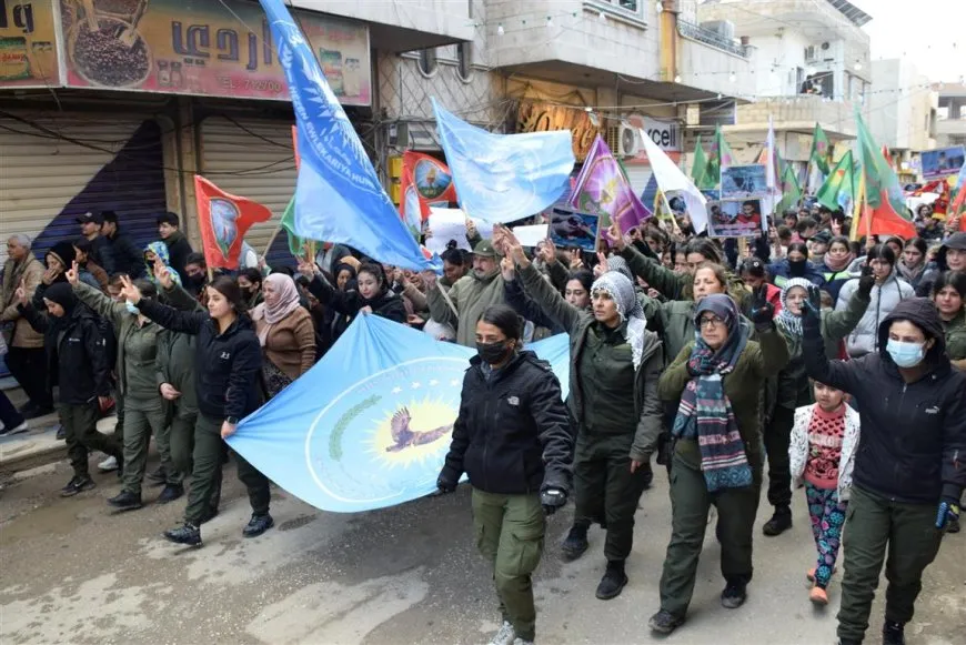 Bi hezaran kes li Dirbêsiyê ji bo piştgiriya Şêxmeqsûd û Eşrefiyê daketin kolanan