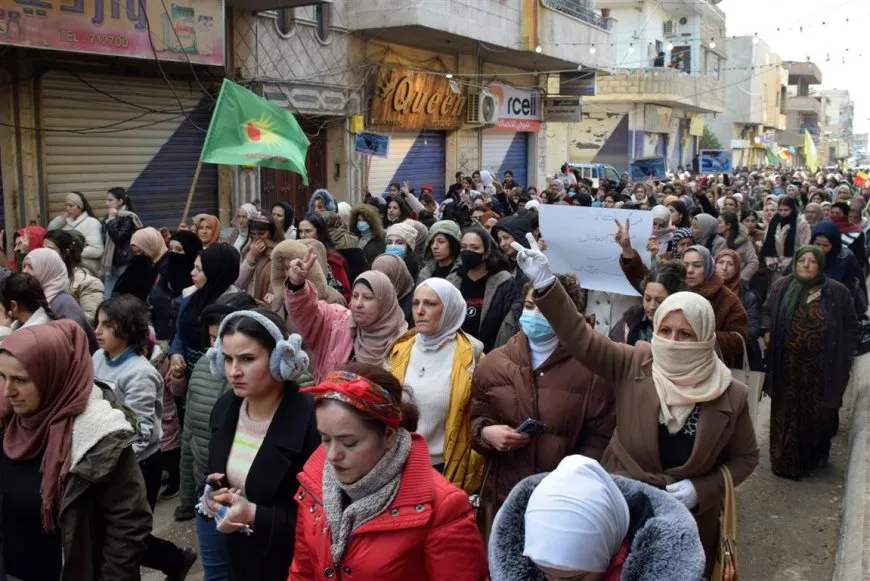 Bi hezaran kes li Dirbêsiyê ji bo piştgiriya Şêxmeqsûd û Eşrefiyê daketin kolanan