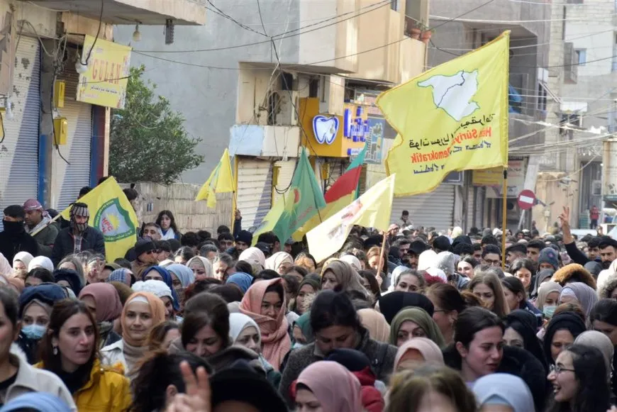 Bi hezaran kes li Dirbêsiyê ji bo piştgiriya Şêxmeqsûd û Eşrefiyê daketin kolanan