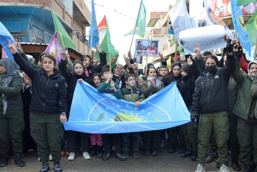 Bi hezaran kes li Dirbêsiyê ji bo piştgiriya Şêxmeqsûd û Eşrefiyê daketin kolanan