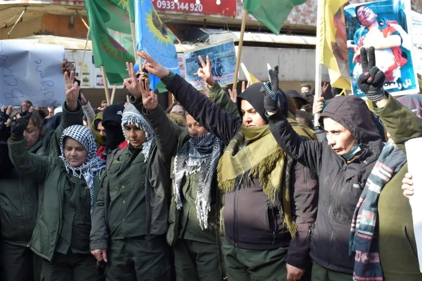 Bi hezaran kes li Dirbêsiyê ji bo piştgiriya Şêxmeqsûd û Eşrefiyê daketin kolanan