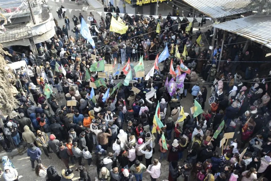 Bi hezaran kes li Dirbêsiyê ji bo piştgiriya Şêxmeqsûd û Eşrefiyê daketin kolanan