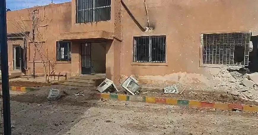 Şopên topbarana li ser avahiya posteyê ya Dêr Hafirê