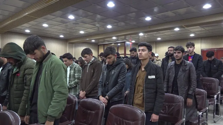 Li Zanîngeha Şerq a Reqayê mûm ji bo bibîranîna şehîdên Helebê hatin pêxistin