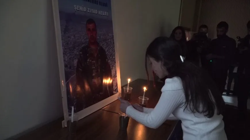 Li Zanîngeha Şerq a Reqayê mûm ji bo bibîranîna şehîdên Helebê hatin pêxistin
