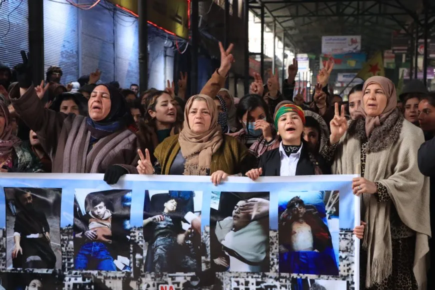 Bi hezaran şêniyên Firatê ji bo şermezarkirina êrişan meşiyan