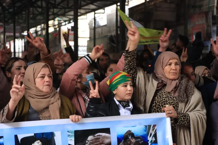 Bi hezaran şêniyên Firatê ji bo şermezarkirina êrişan meşiyan