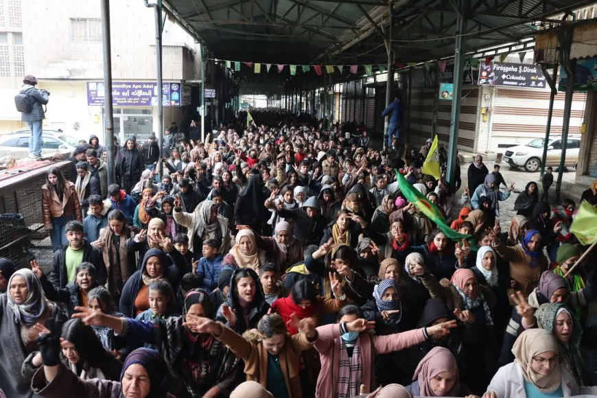 Bi hezaran şêniyên Firatê ji bo şermezarkirina êrişan meşiyan