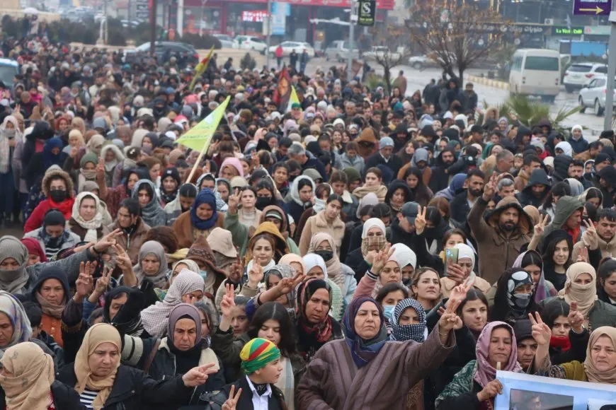 Bi hezaran şêniyên Firatê ji bo şermezarkirina êrişan meşiyan