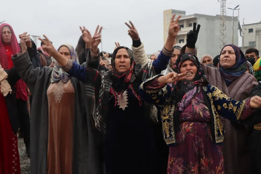 Bi hezaran şêniyên Firatê ji bo şermezarkirina êrişan meşiyan
