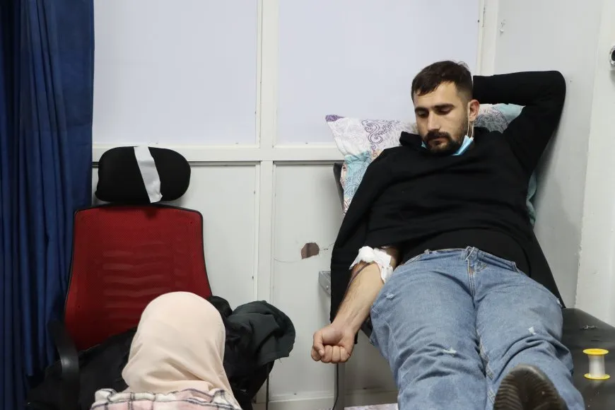 Xelkê Qamişloyê ji bo birîndaran xwînê didin