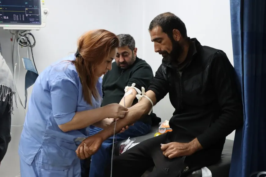 Xelkê Qamişloyê ji bo birîndaran xwînê didin