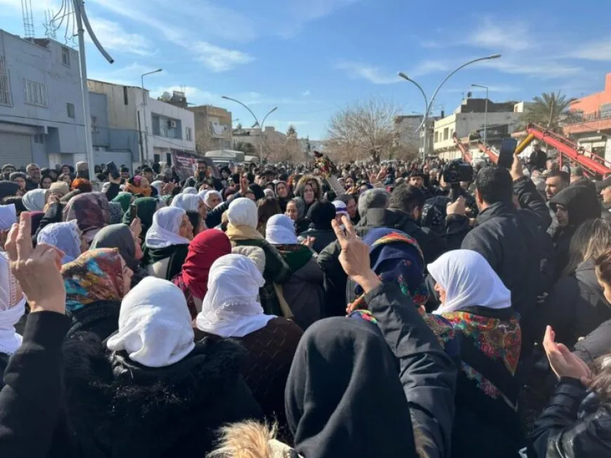 Bi hezaran gelê Bakur ji bo Rojava li Nisêbînê kom bûn