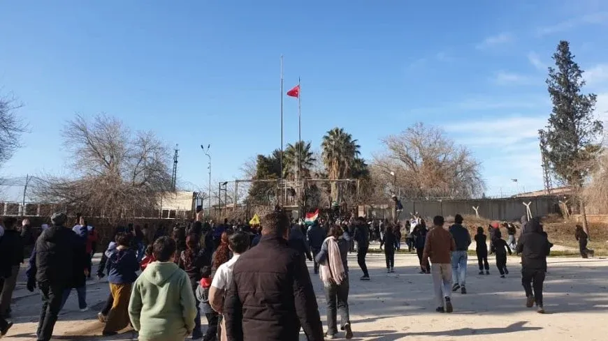 Li Qamişlo bi hezaran kes li ber deriyê Nisêbînê kom bûne