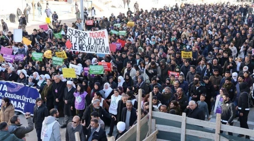 Li Bakurê Kurdistanê sazî û şênî ji bo Rojava li ser pêyan in