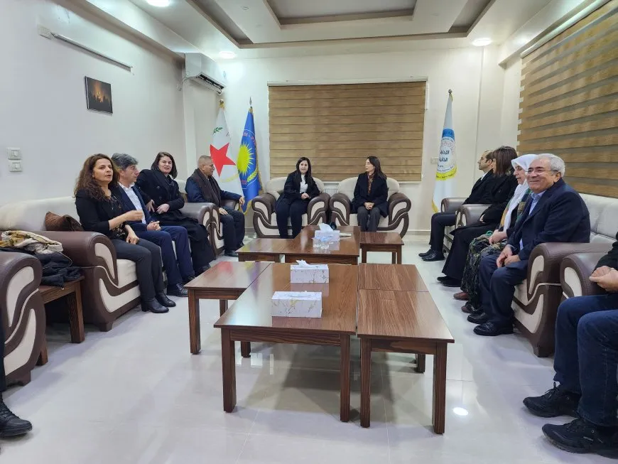 Şandeya DEM Partiyê û saziyên Bakurê Kurdistanê serdana PYD’ê kir 