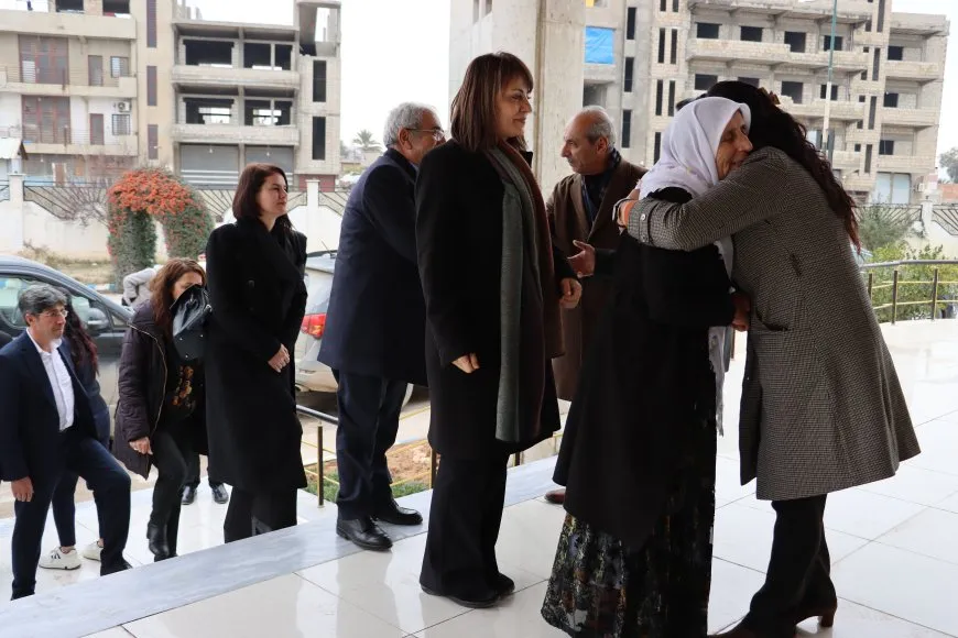 Şandeya DEM Partiyê serdana Daireya Têkiliyên Derve yên Bakur û Rojhilatê Sûriyeyê kir