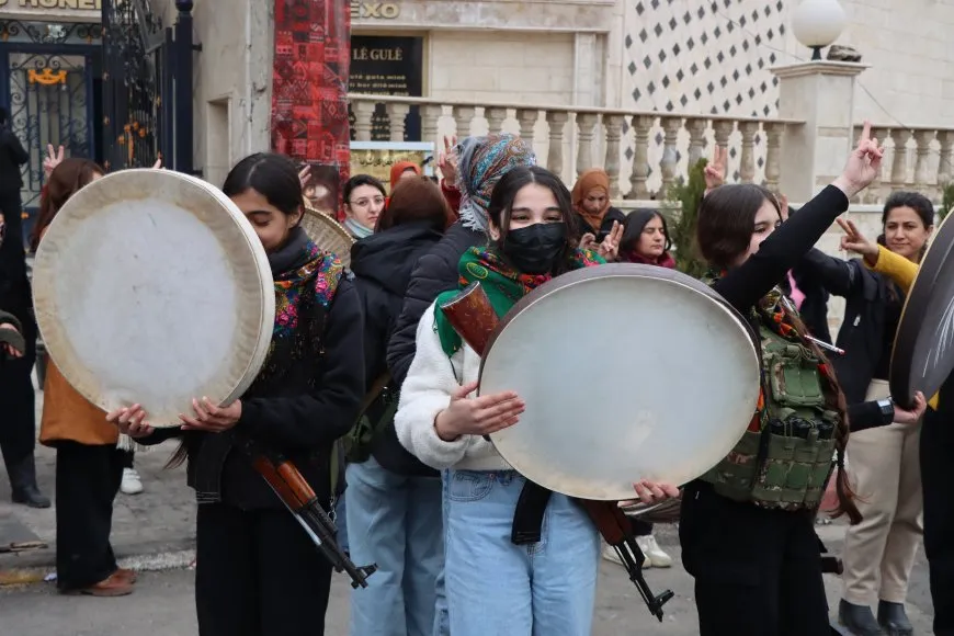 Jin û Ciwanên Qamişloyê: Li şûna keziyekî bi hezaran kezî şîn tê