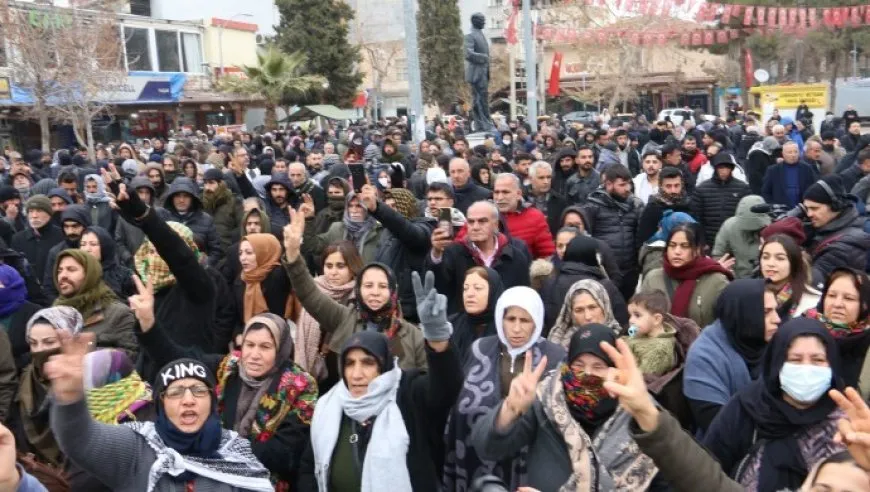 Deh hezaran kes li sînorê Kobanê kom bûne