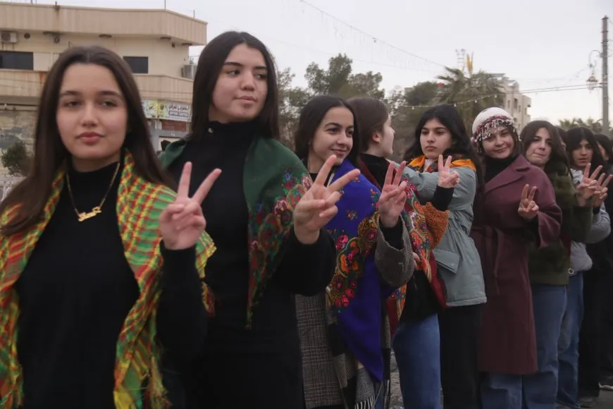 Li Amûdê bertekên li dijî qutkirina keziya şervana YPJ’ê