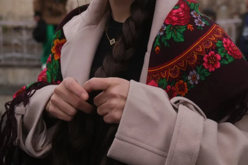 Li Amûdê bertekên li dijî qutkirina keziya şervana YPJ’ê