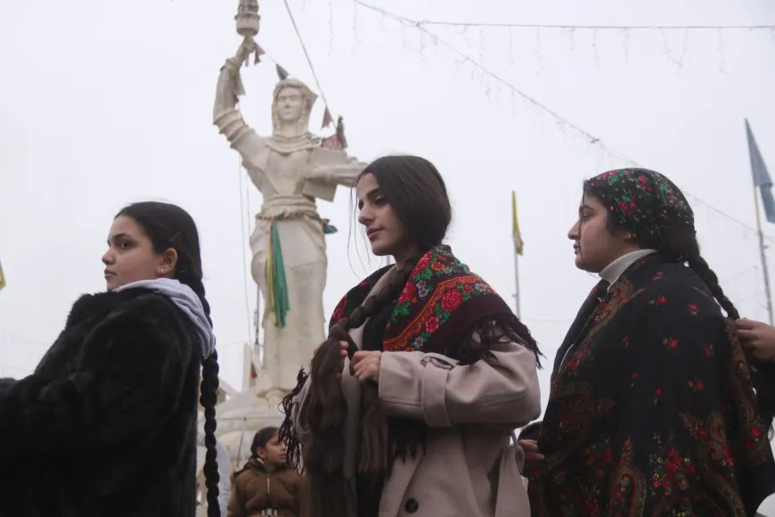 Li Amûdê bertekên li dijî qutkirina keziya şervana YPJ’ê