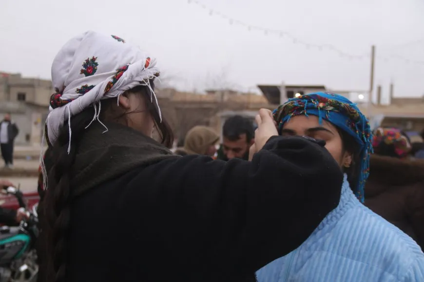 Li Amûdê bertekên li dijî qutkirina keziya şervana YPJ’ê