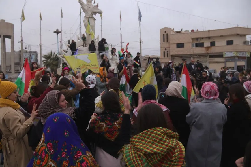 Li Amûdê bertekên li dijî qutkirina keziya şervana YPJ’ê