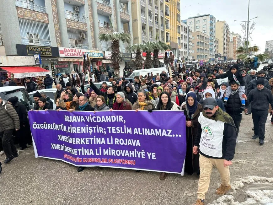 Li Qoserê bi hezaran kes ji bo Rojava dimeşin